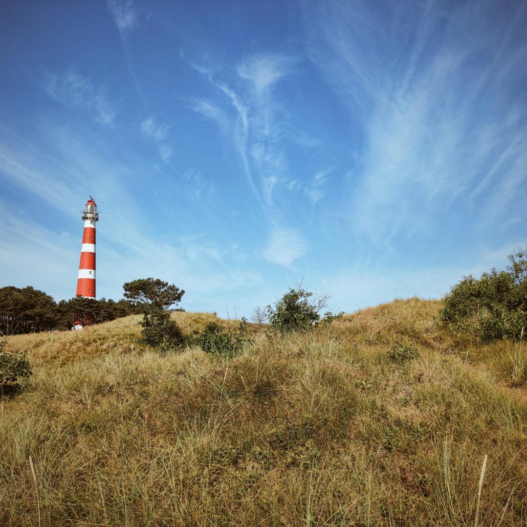 Leuchtturm blauer Himmel und Dünen