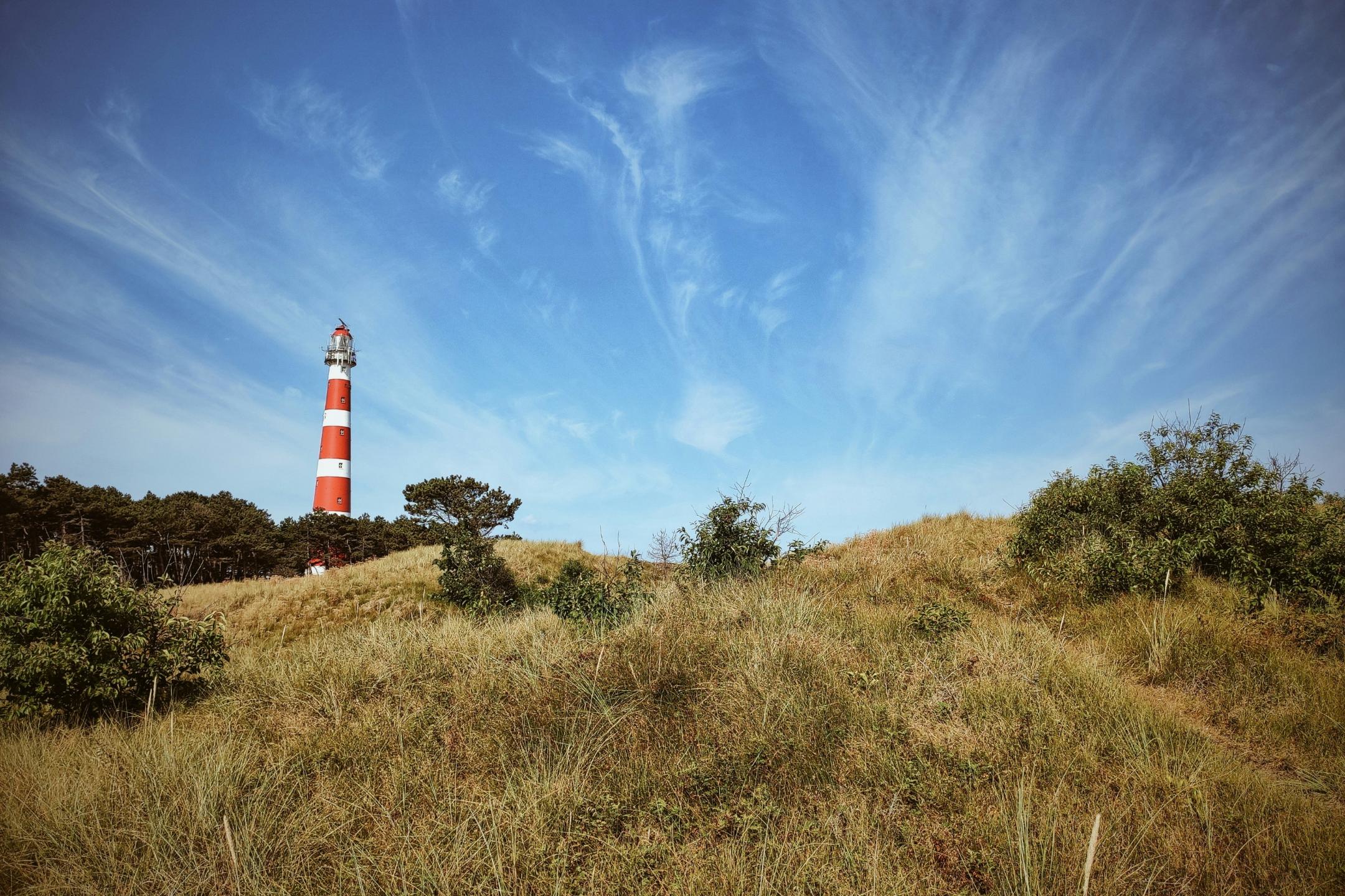 Leuchtturm blauer Himmel und Dünen