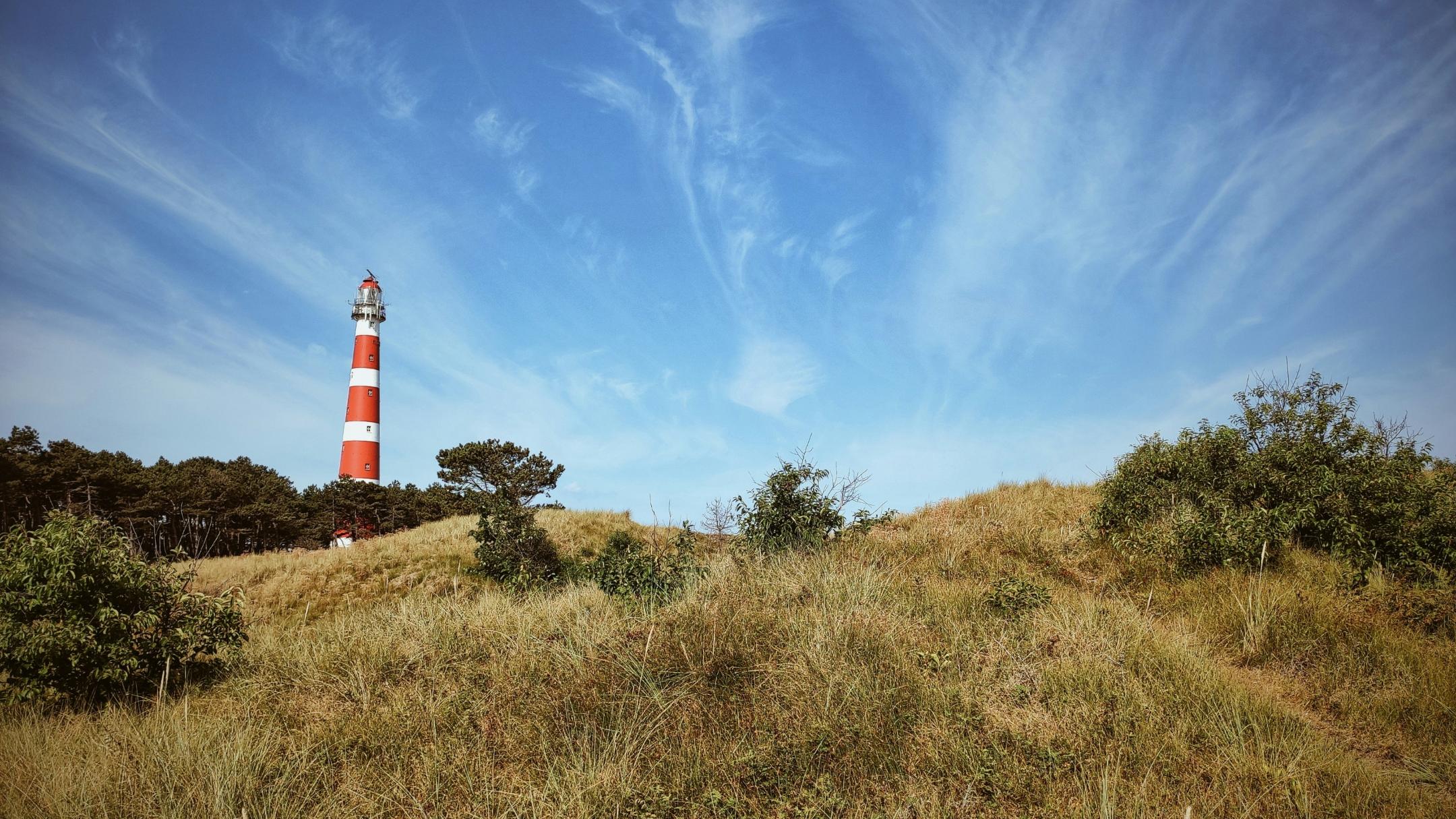 Leuchtturm blauer Himmel und Dünen