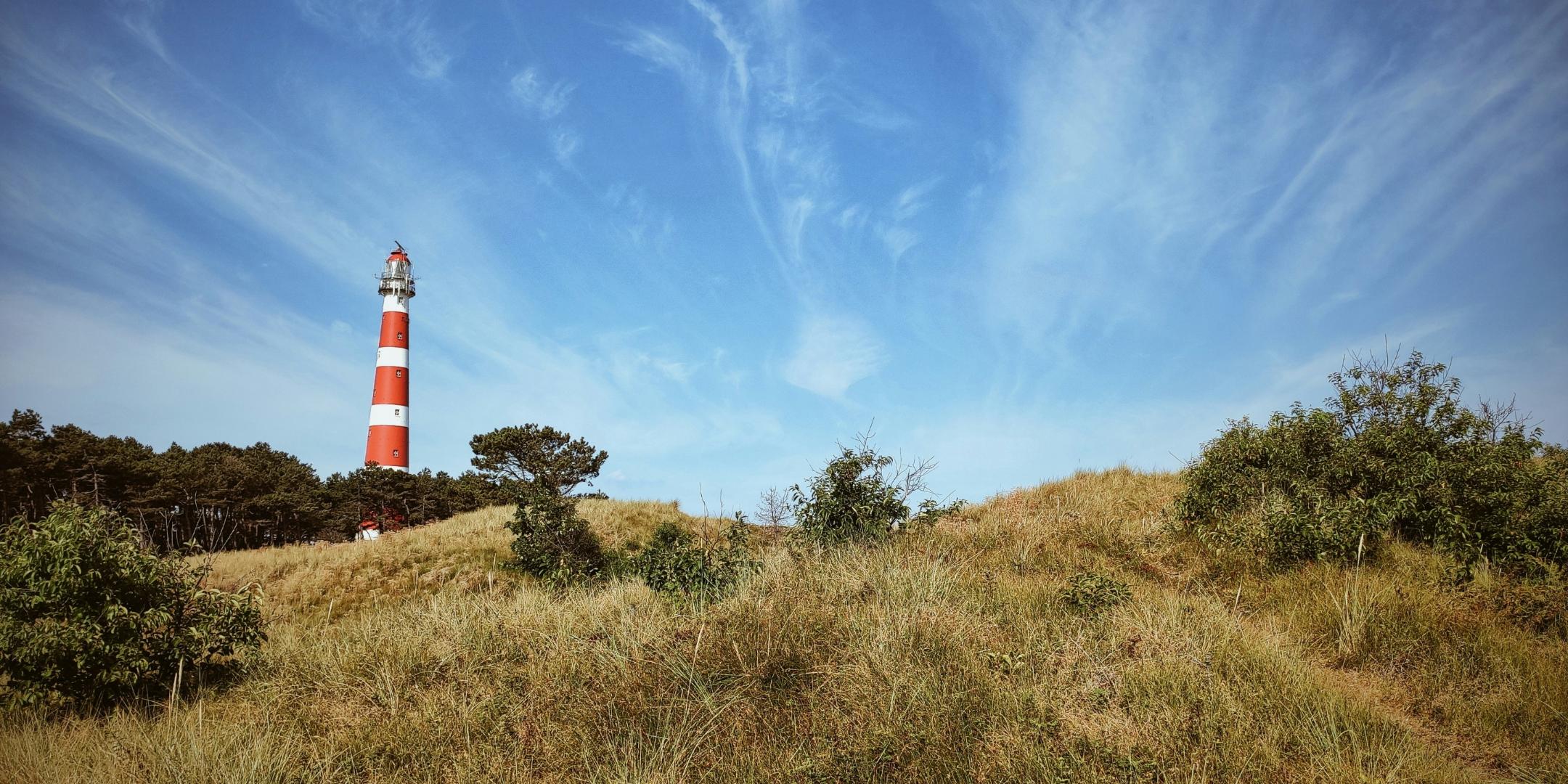 Leuchtturm blauer Himmel und Dünen