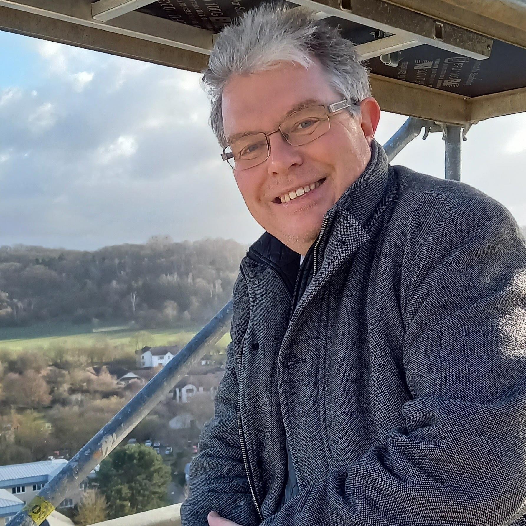 Ein Mann mittleren alters mit Brille