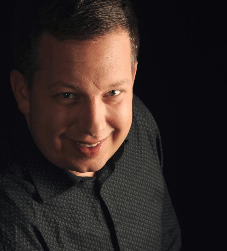 Mann mittleres alter mit schwarzem Hemd