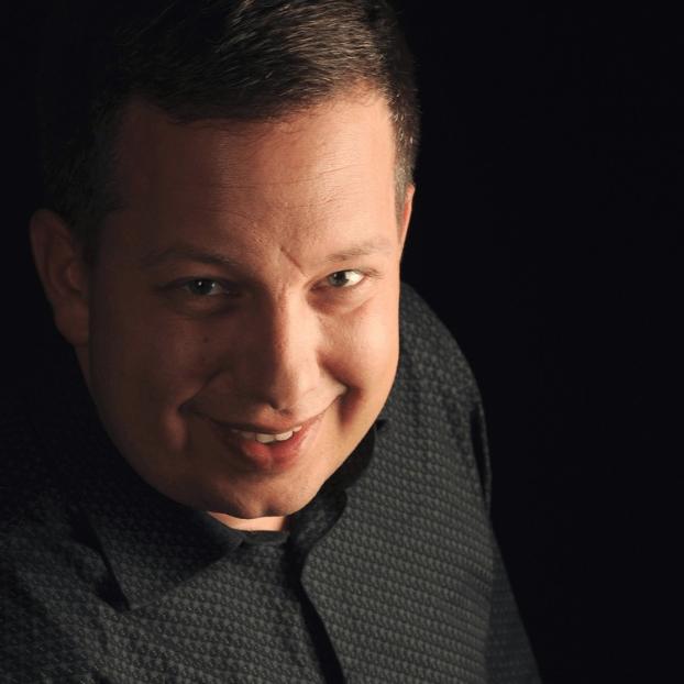 Mann mittleres alter mit schwarzem Hemd