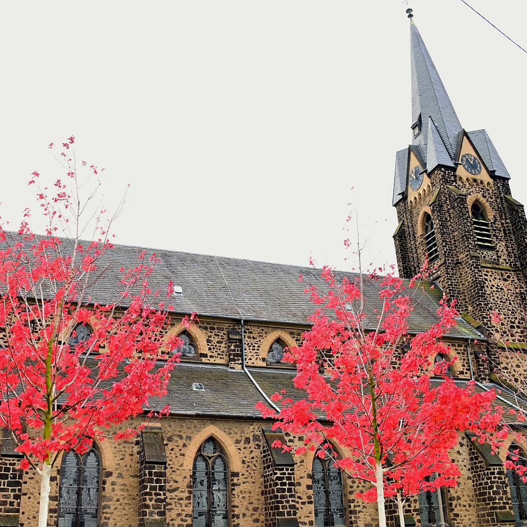 Kirche Plaidt Seite Herbst