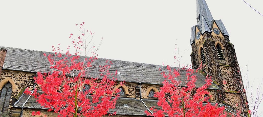Kirche Plaidt Seite Herbst