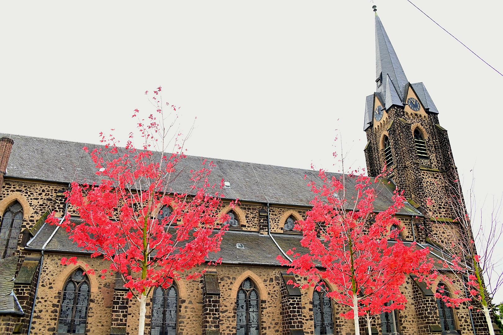 Kirche Plaidt Seite Herbst