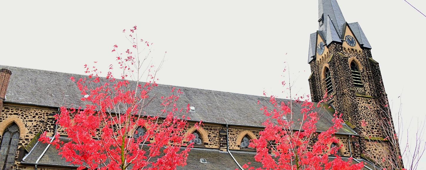 Kirche Plaidt Seite Herbst