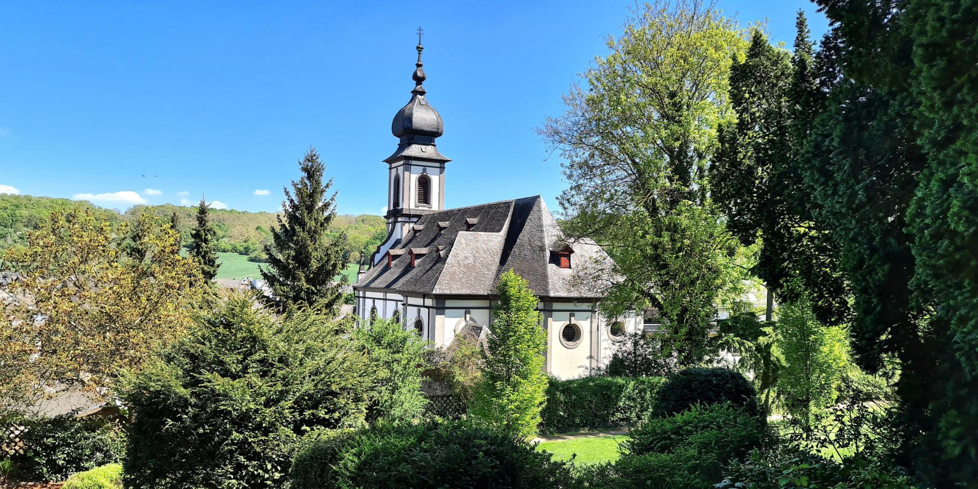 Kirche Saffig Rückseite mit Parkanlage