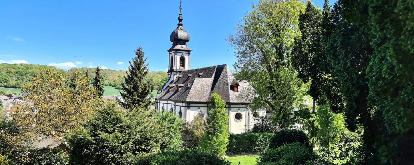 Kirche Saffig Rückseite mit Parkanlage