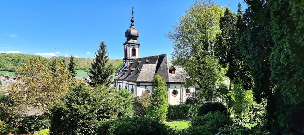Kirche Saffig Rückseite mit Parkanlage