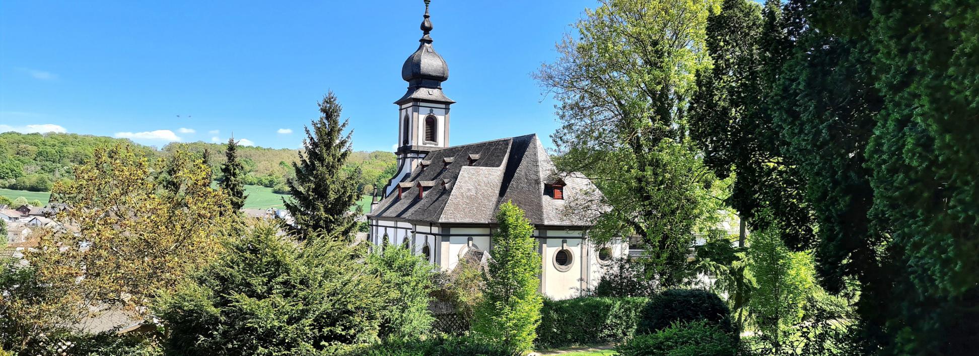 Kirche Saffig Rückseite mit Parkanlage