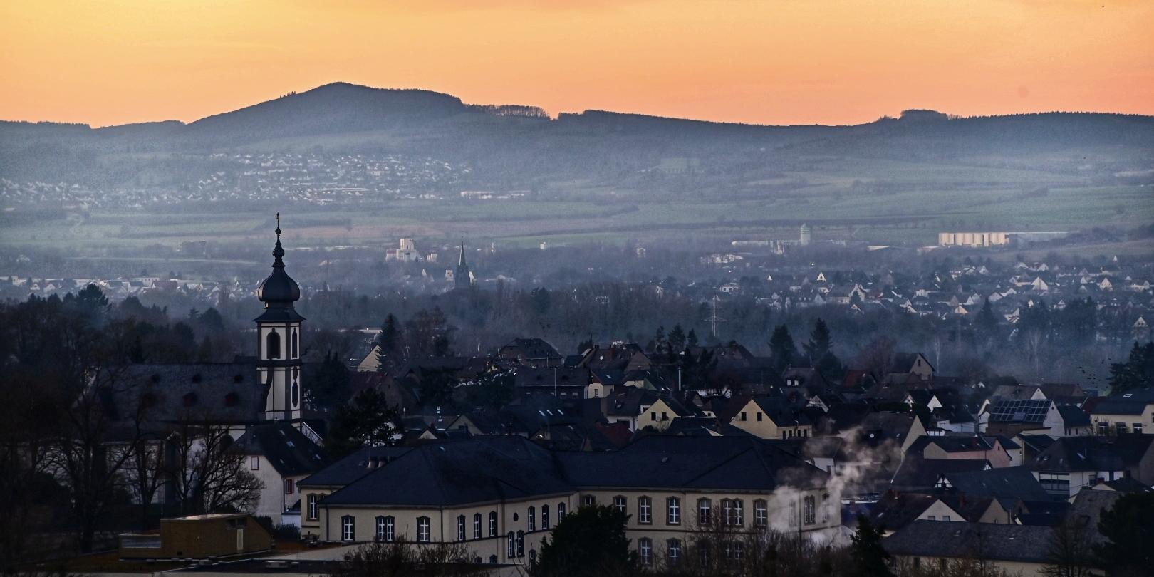 Kirche Saffig mit Hintergrund