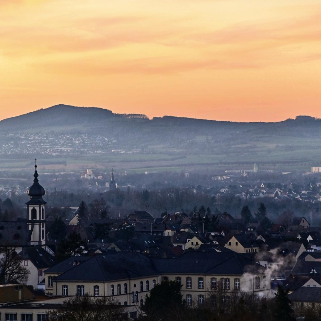 Kirche Saffig mit Hintergrund