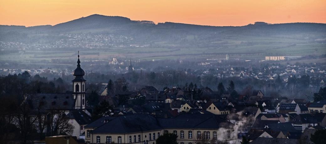 Kirche Saffig mit Hintergrund