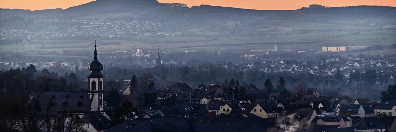 Kirche Saffig mit Hintergrund