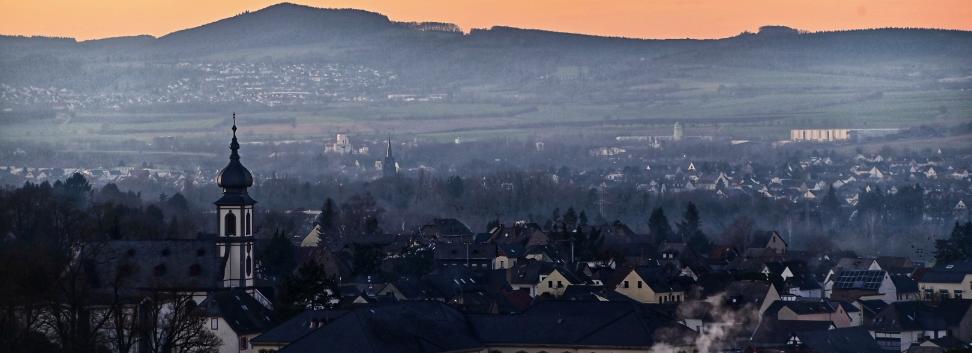 Kirche Saffig mit Hintergrund