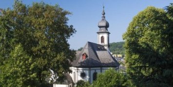 Kirche mit zwei Bäumen auf der linken und rechten Seite