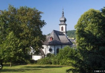 Kirche mit zwei Bäumen auf der linken und rechten Seite