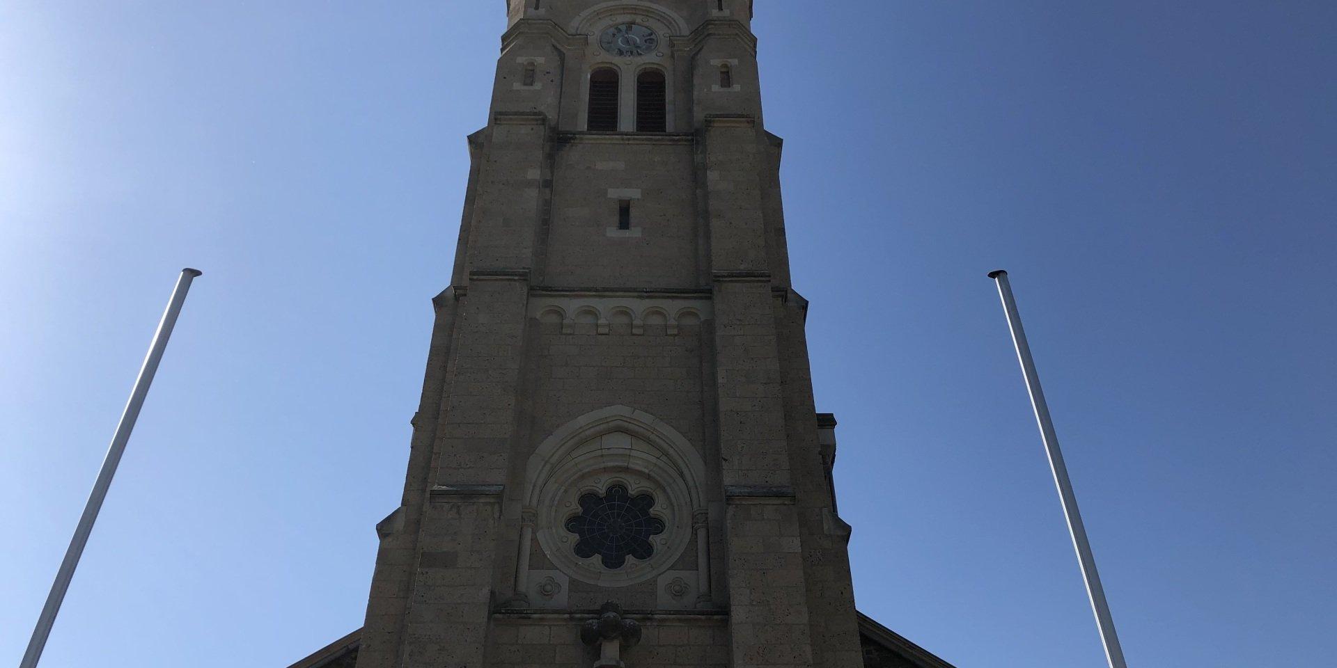 Kirche mit blauen Himmel im Hintergrund