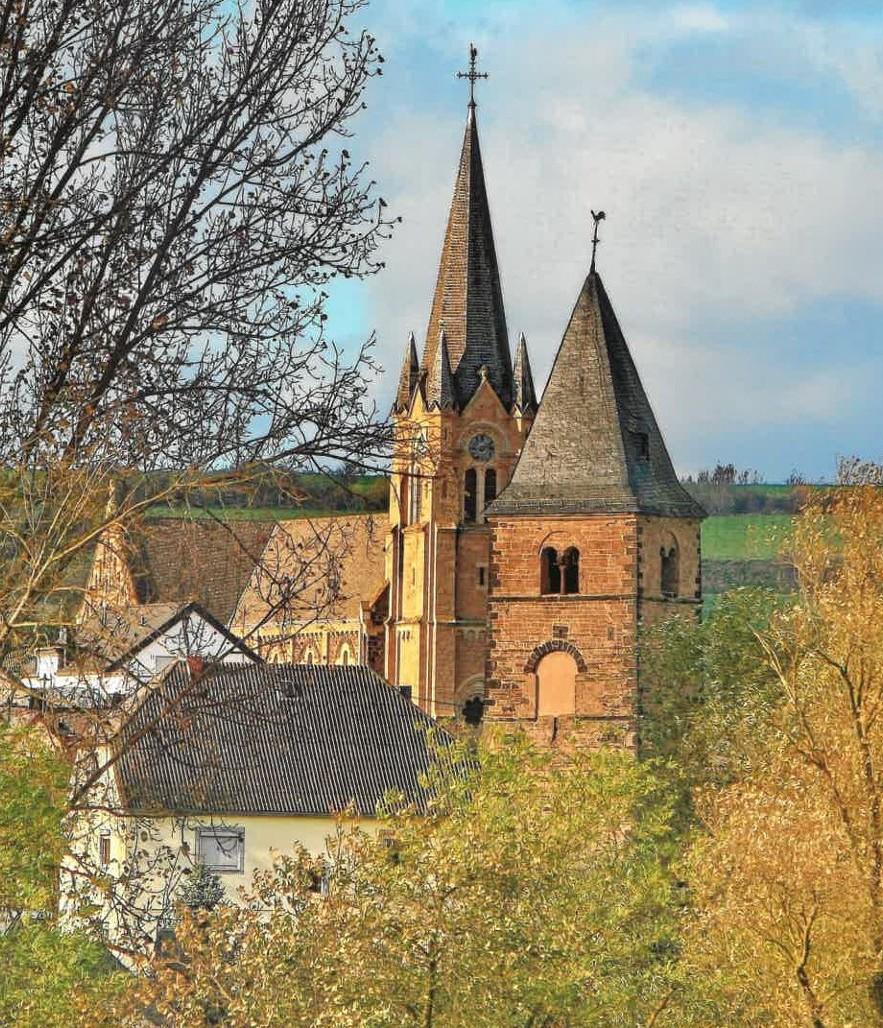 St. Kastor und Kirchturm aus dem 12 Jahrhundert