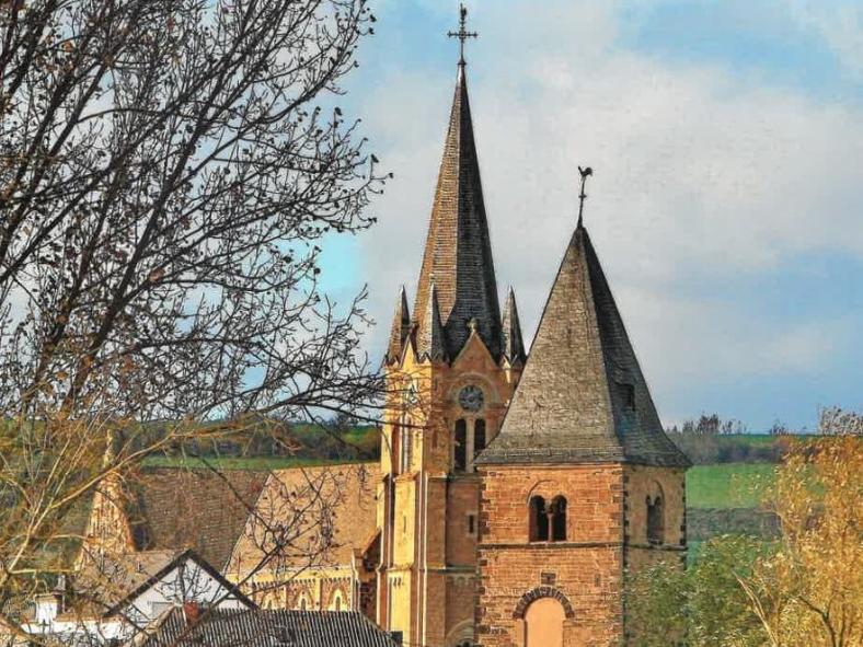 St. Kastor und Kirchturm aus dem 12 Jahrhundert
